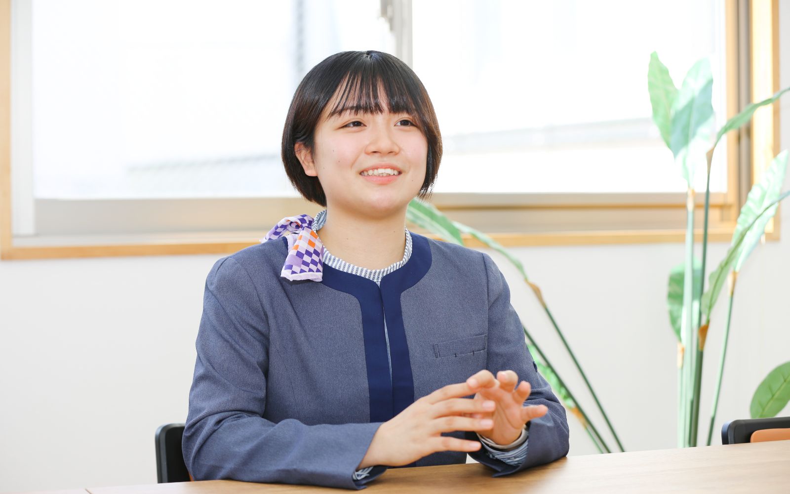 インタビューを受ける竹島さん